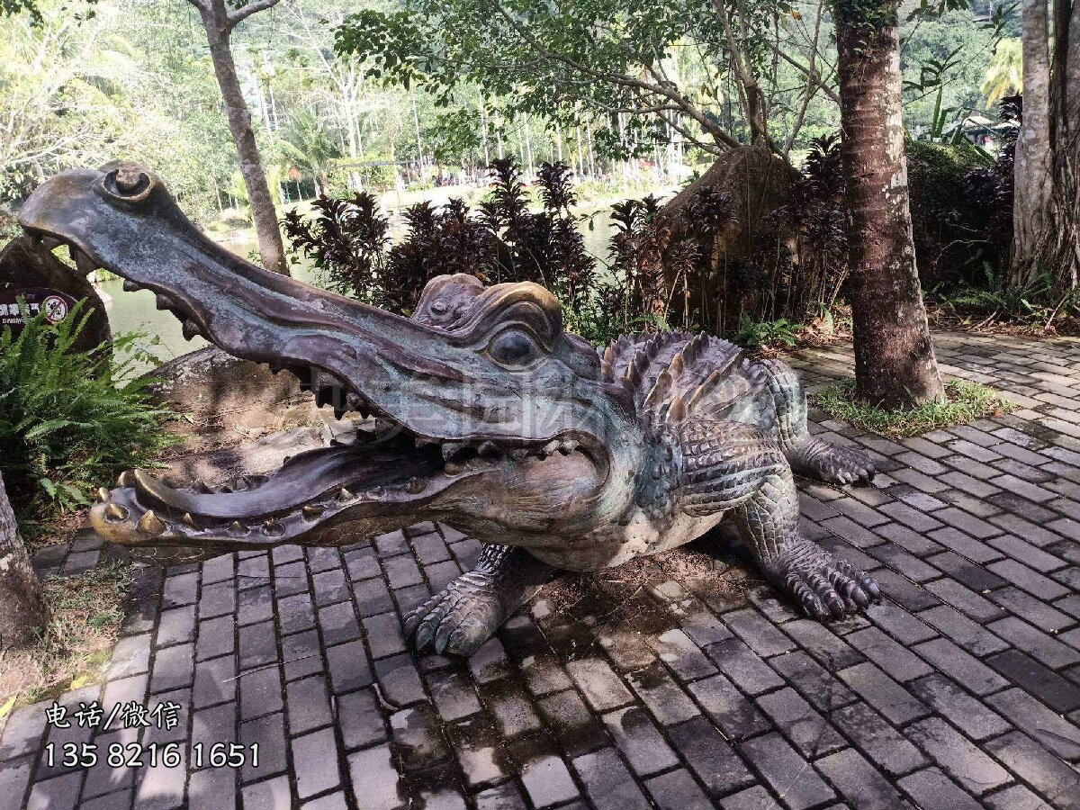 張大嘴的鱷魚雕塑
