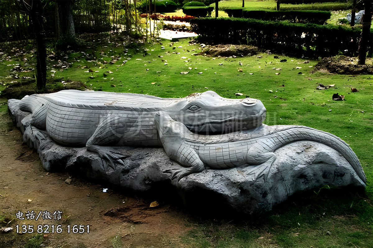 鱷魚母子石雕