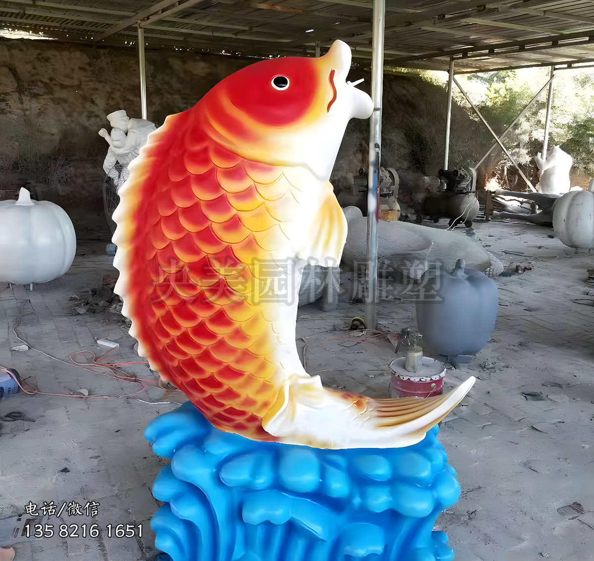 玻璃鋼彩繪躍水鯉魚(yú)雕塑擺件