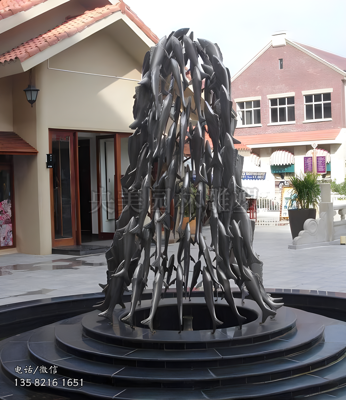 一群向上游動的與組成的柱形雕塑