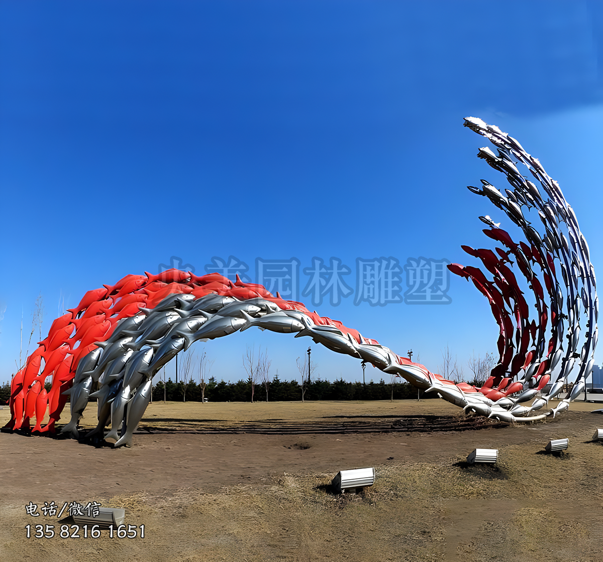 由一群小魚組成的浪花造型雕塑