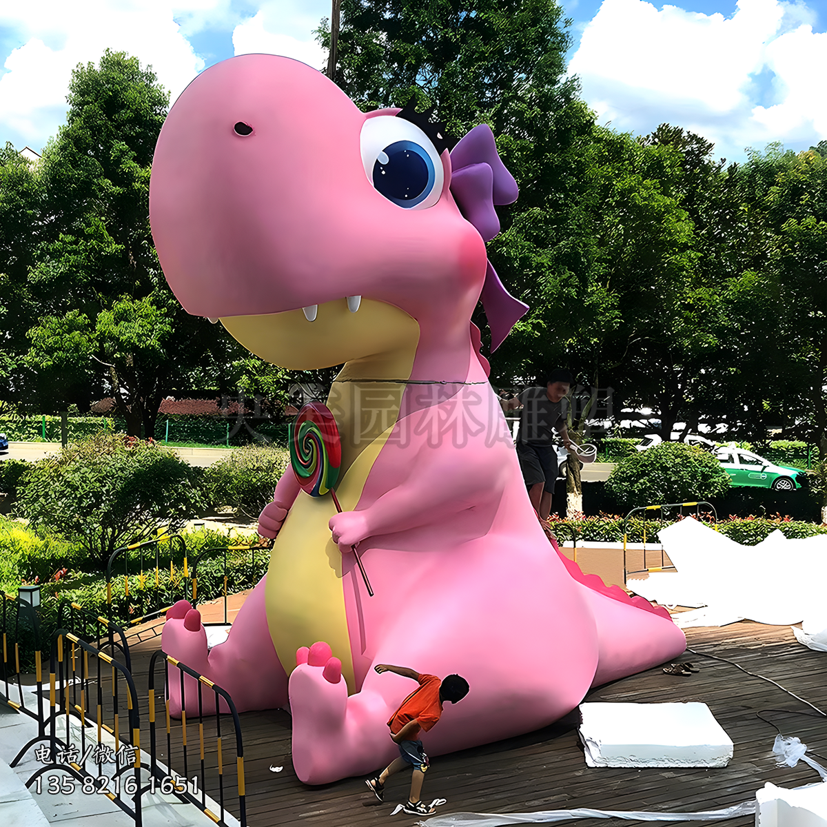 席地而坐的大型卡通恐龍雕塑