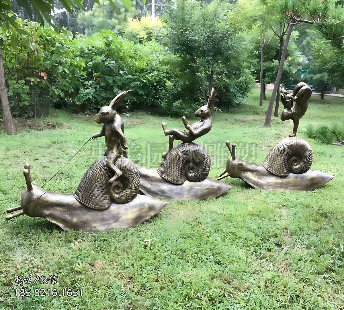 馱著兔子爬行的蝸牛雕塑