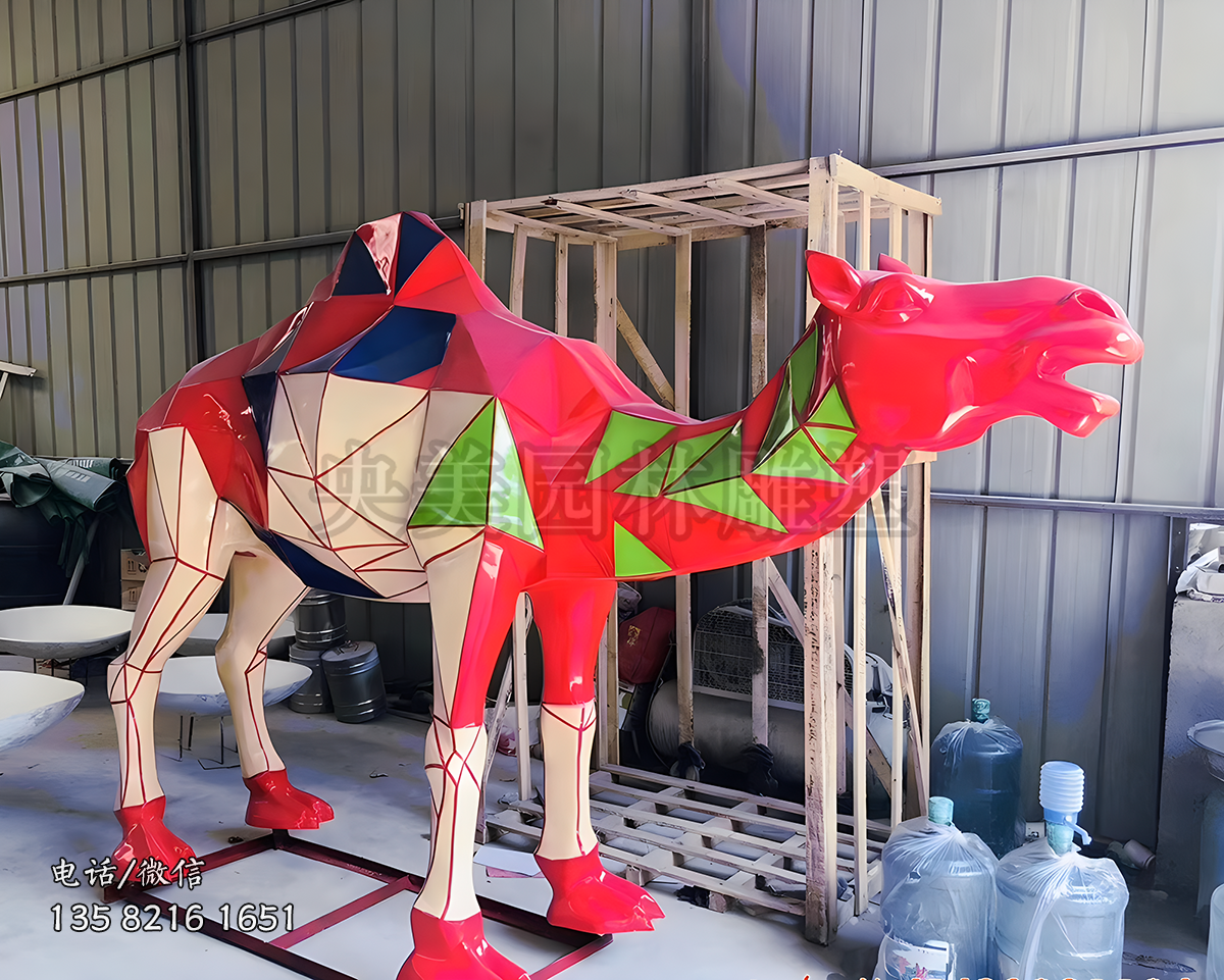 玻璃鋼幾何塊面駱駝雕塑