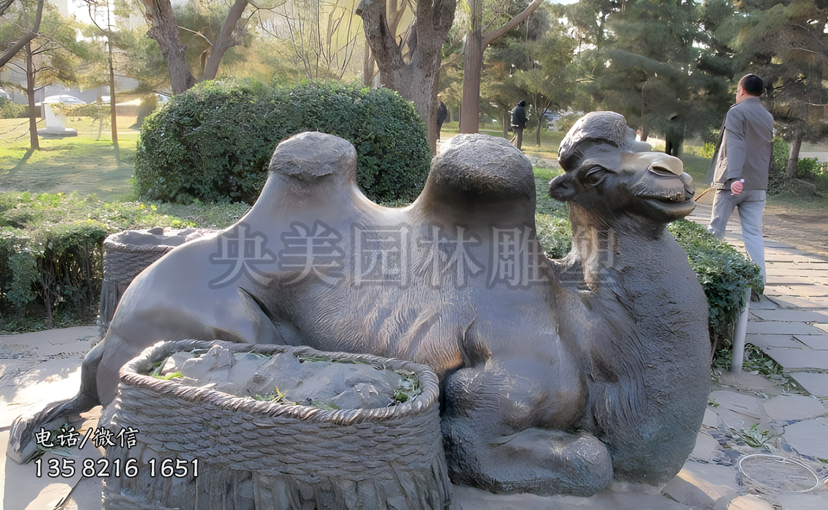 臥地休息的駱駝銅雕