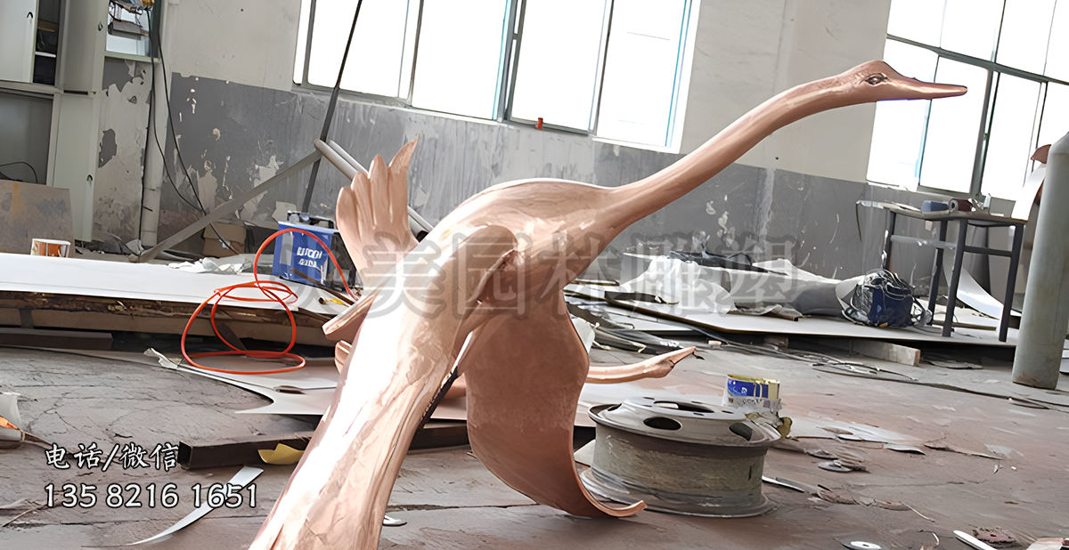 飛翔中的天鵝雕塑