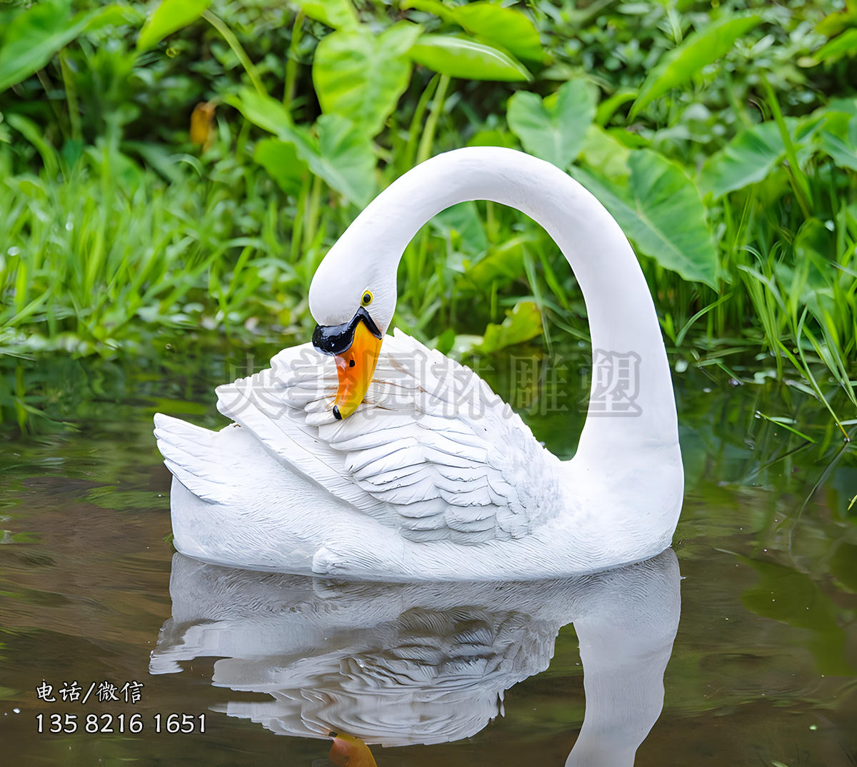 向后曲頸低頭的仿真天鵝雕塑