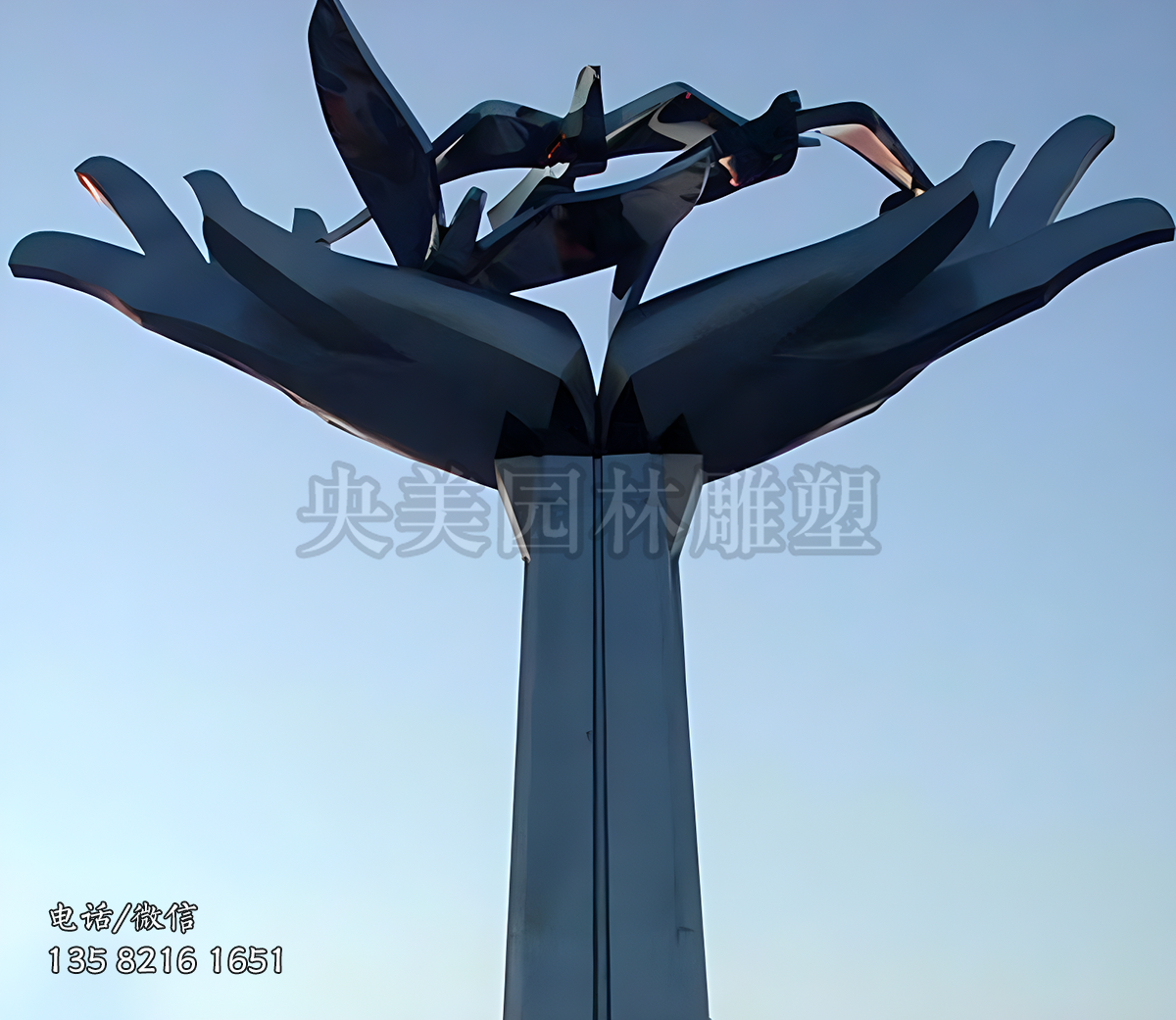 雙手托舉鴿子的不銹鋼景觀雕塑