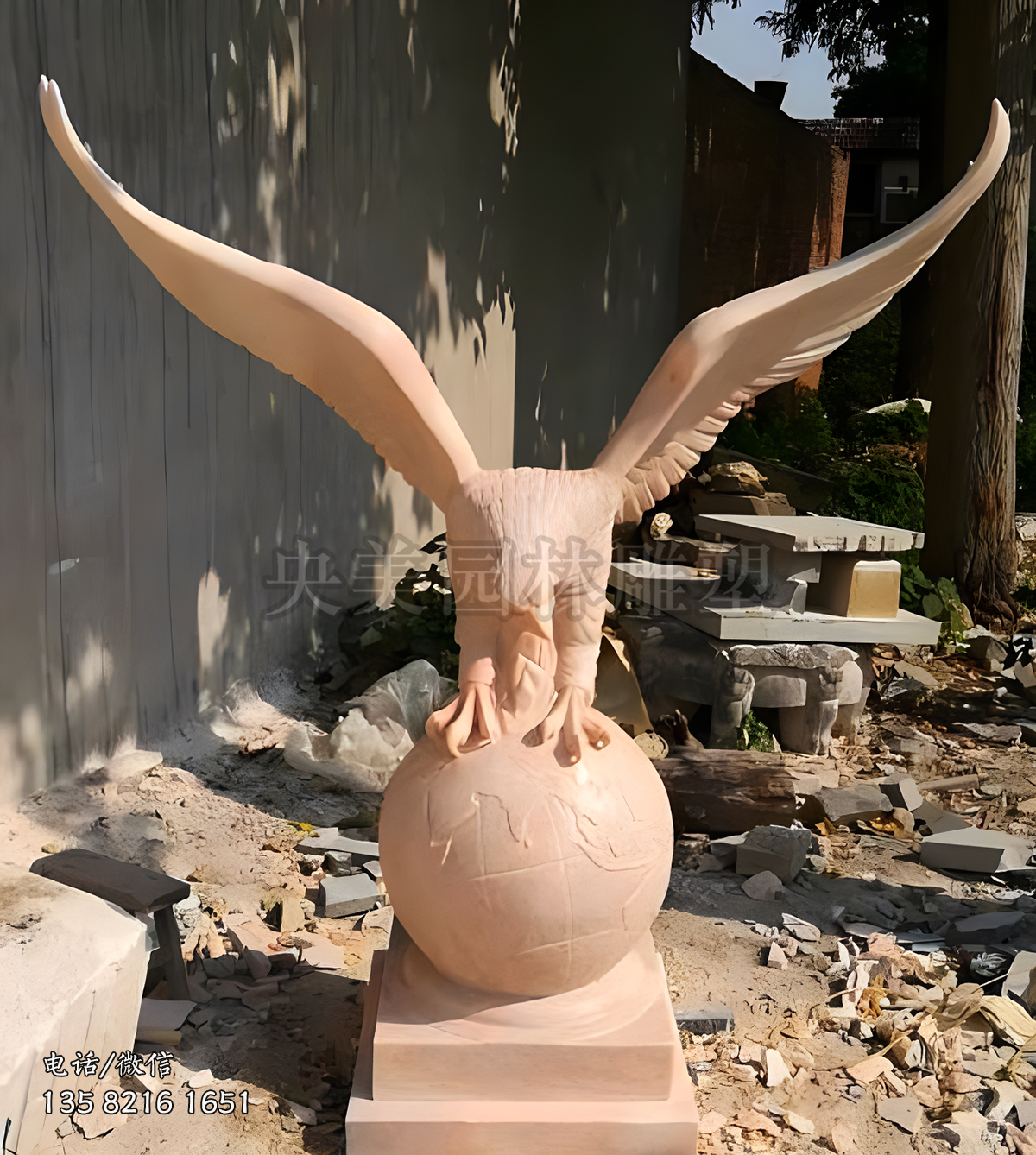 爪子抓著一個(gè)球體的老鷹雕塑