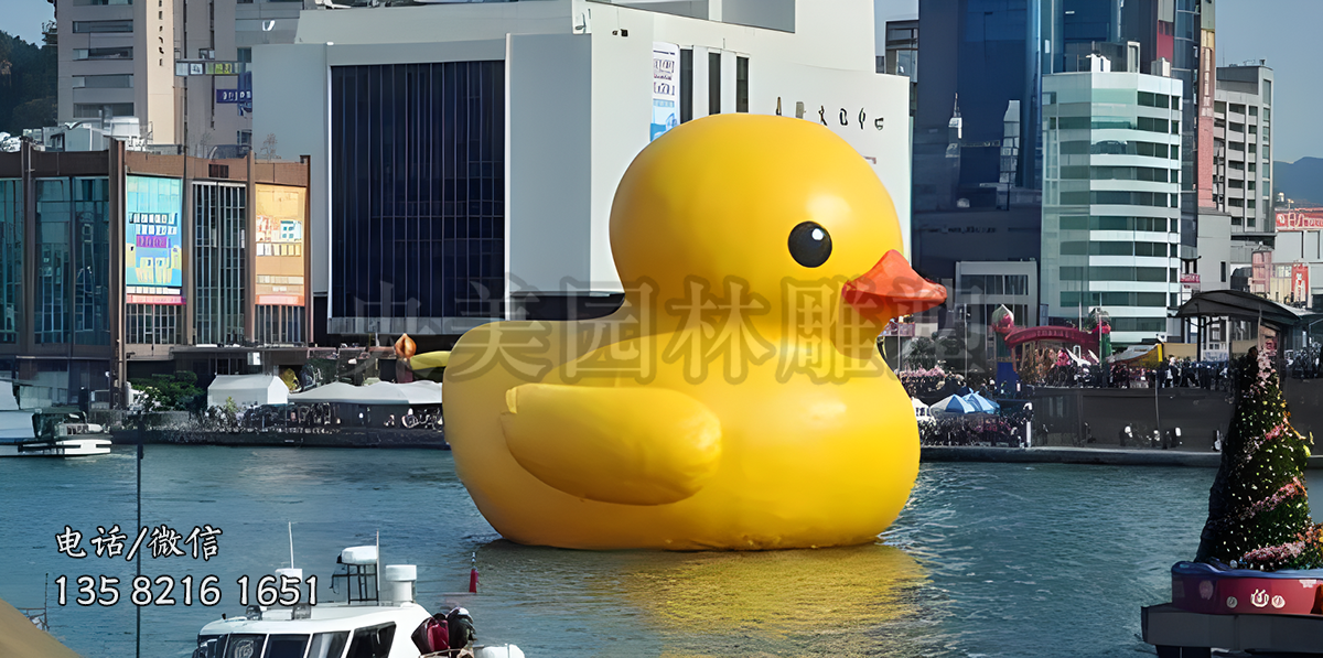 游水的小黃鴨雕塑