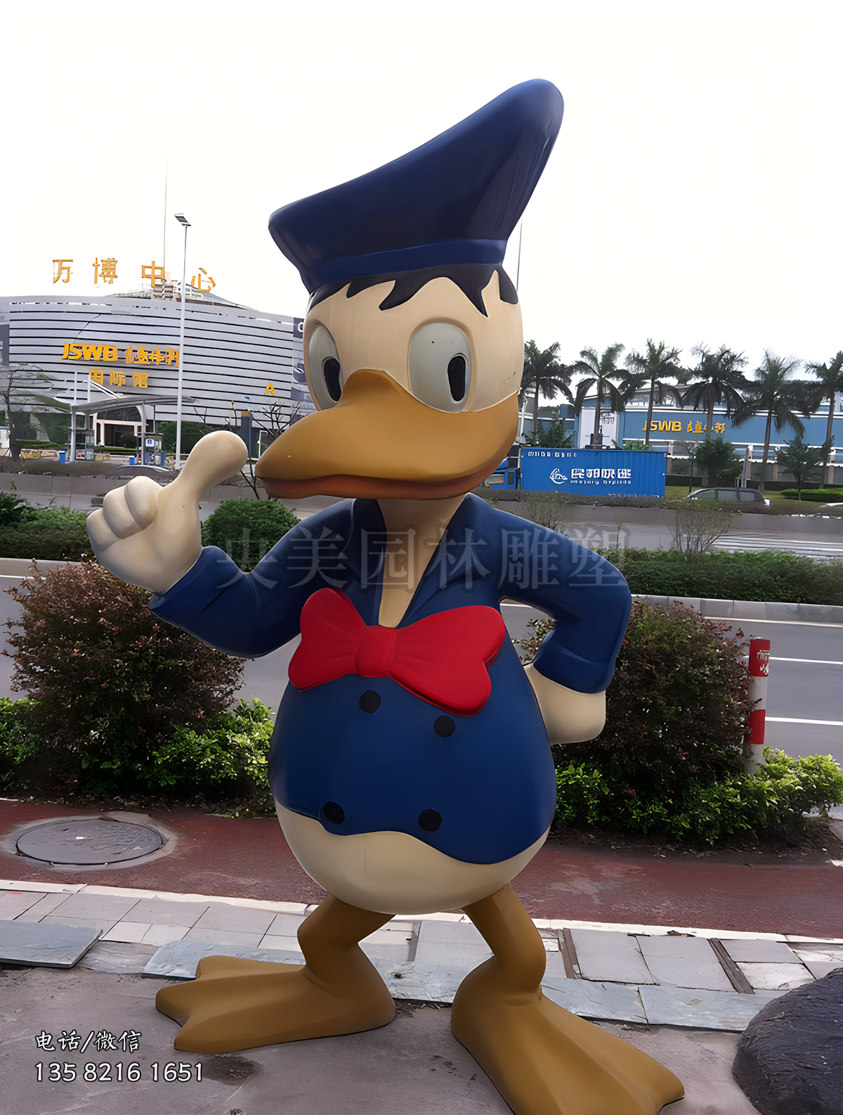 豎大拇指的玻璃鋼唐老鴨雕塑