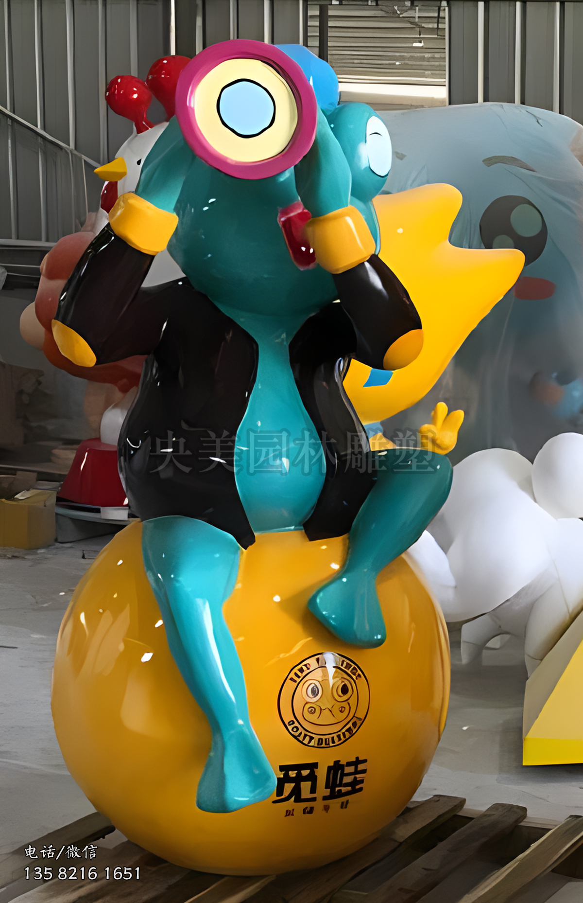 用望遠(yuǎn)鏡眺望遠(yuǎn)方的卡通青蛙雕塑