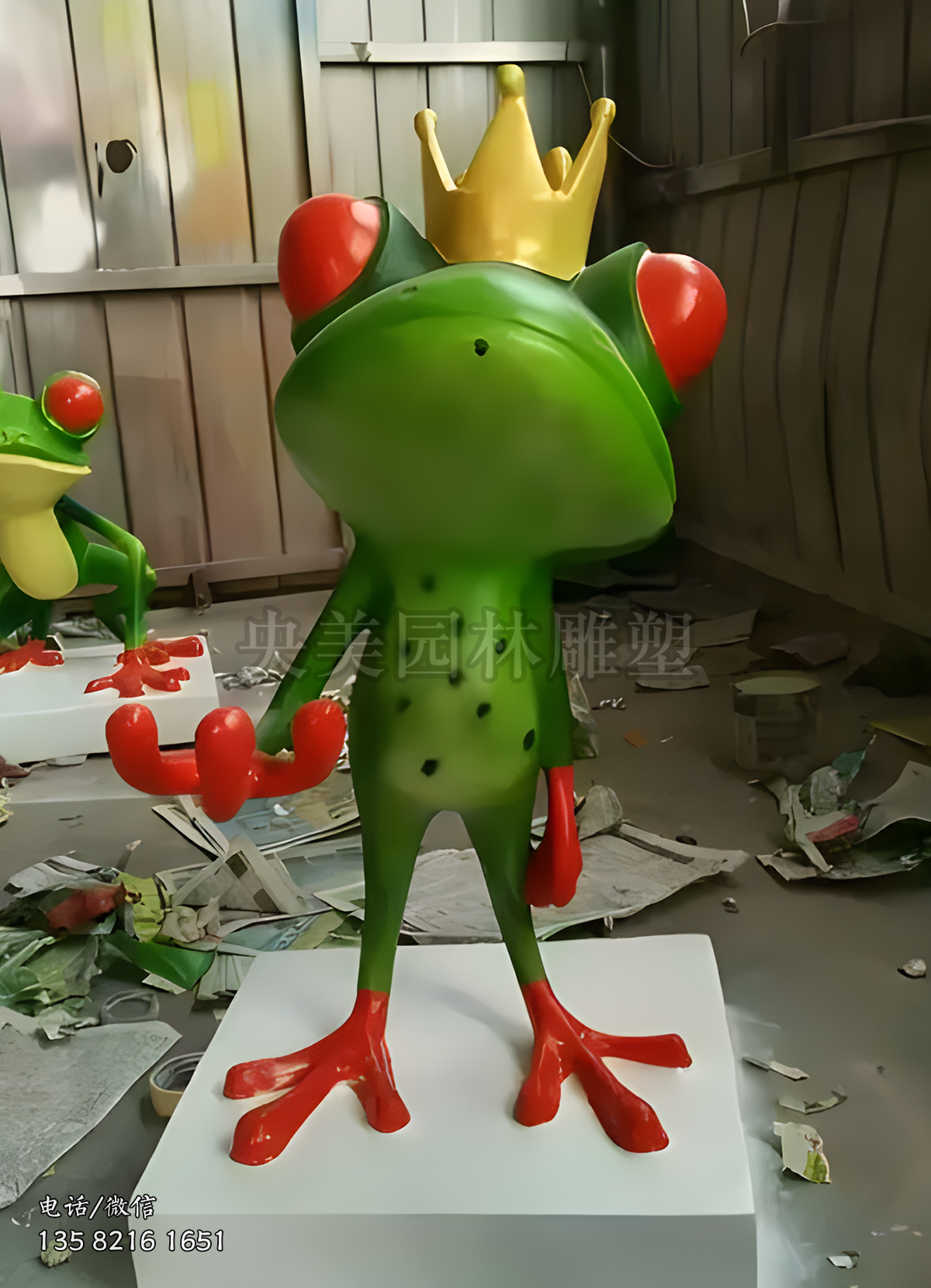 頭戴皇冠的卡通青蛙雕塑