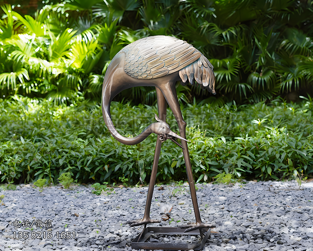 嘴里銜著一朵玫瑰，低頭后視的仿銅仙鶴雕塑