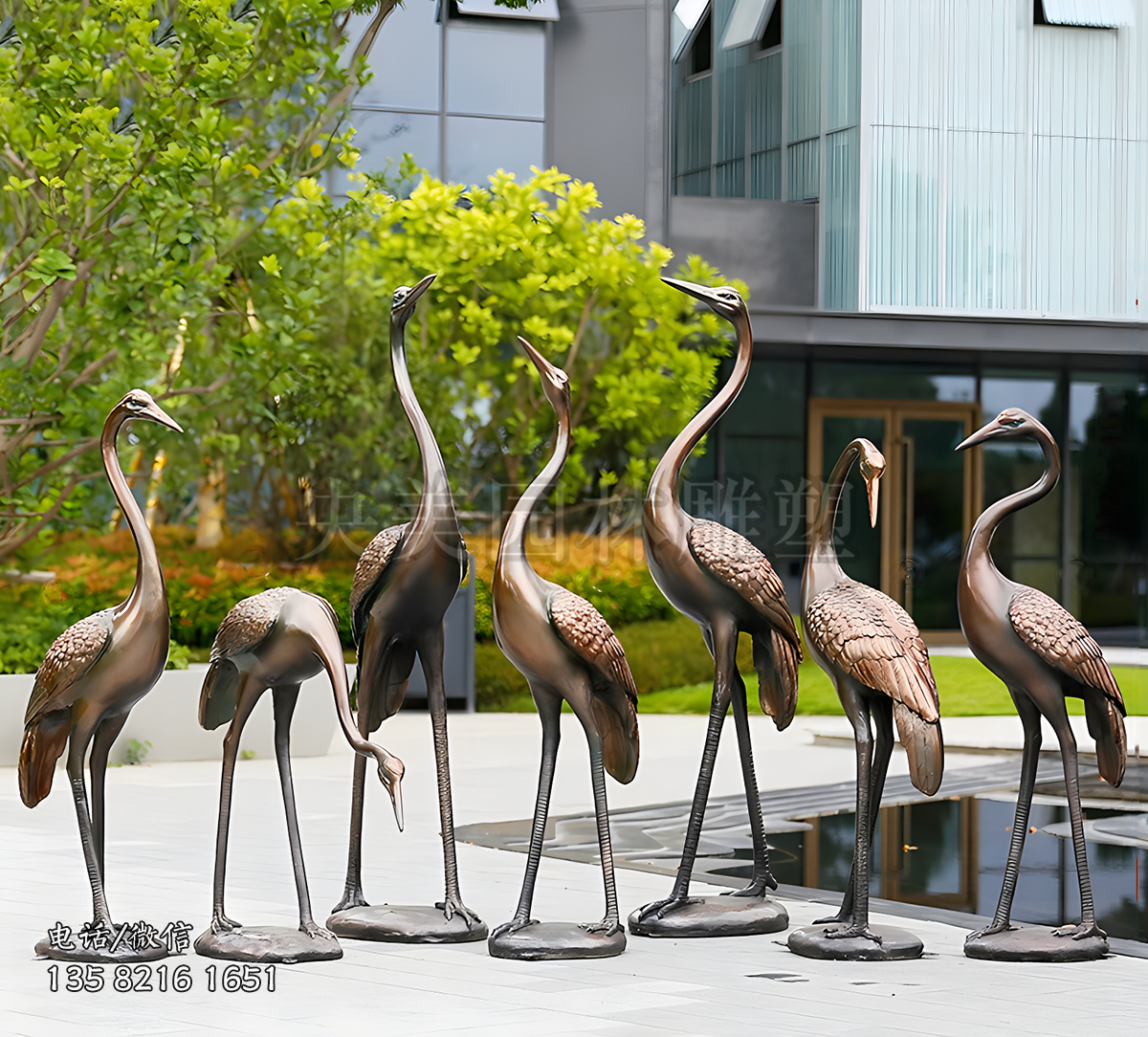 造型各異的仿銅仙鶴雕塑