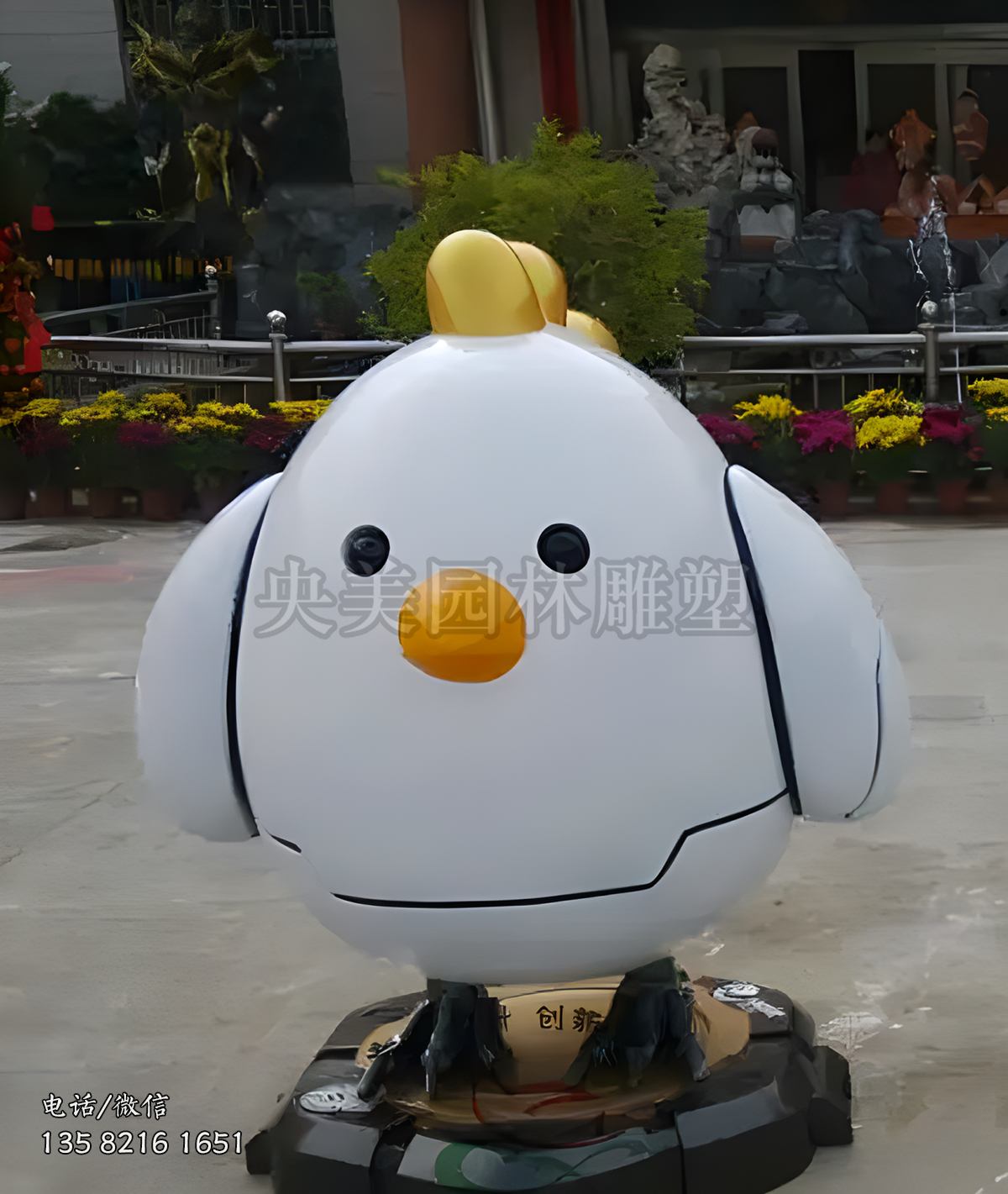 萌萌的卡通小雞仔雕塑