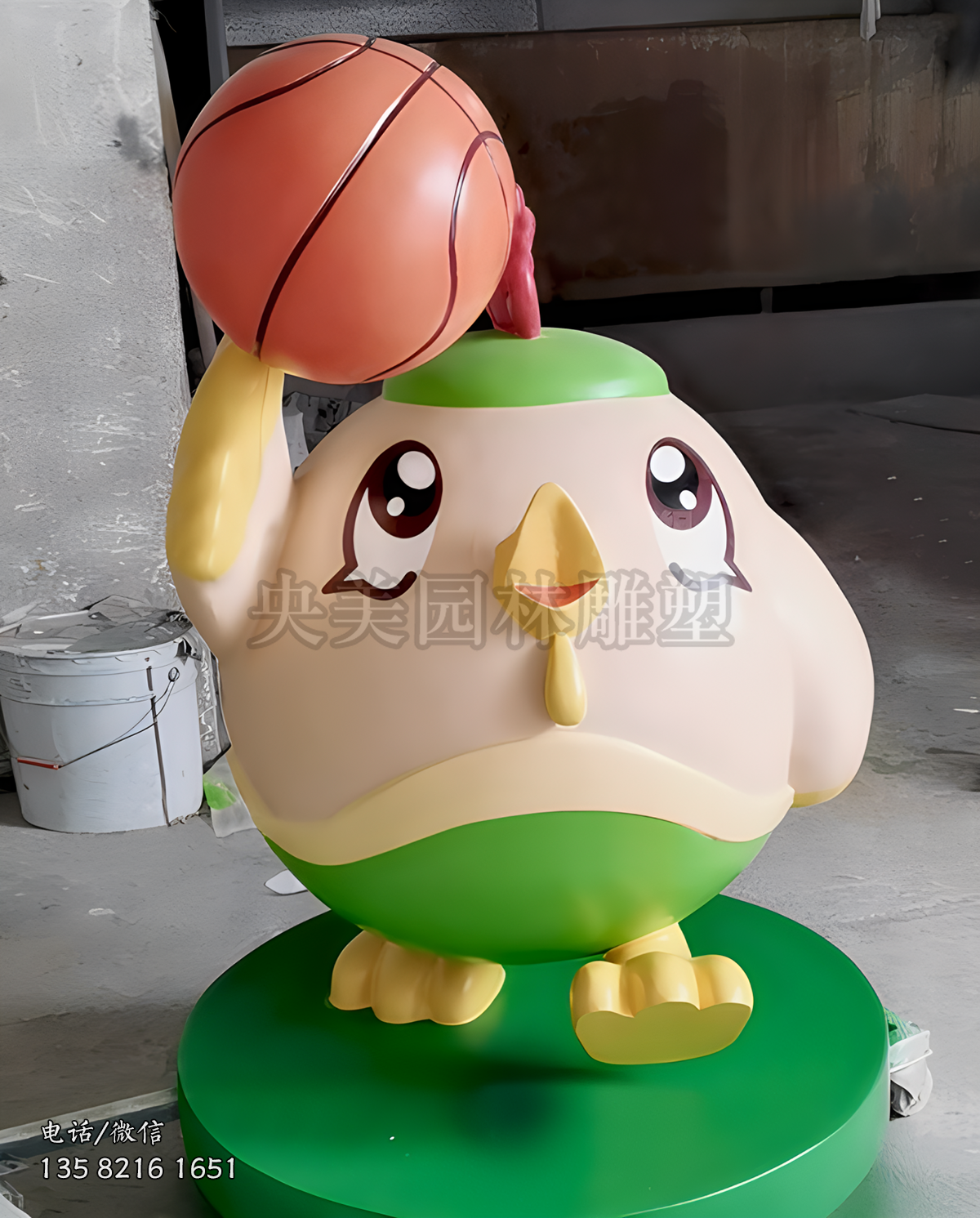 玩籃球投籃的卡通小雞雕塑
