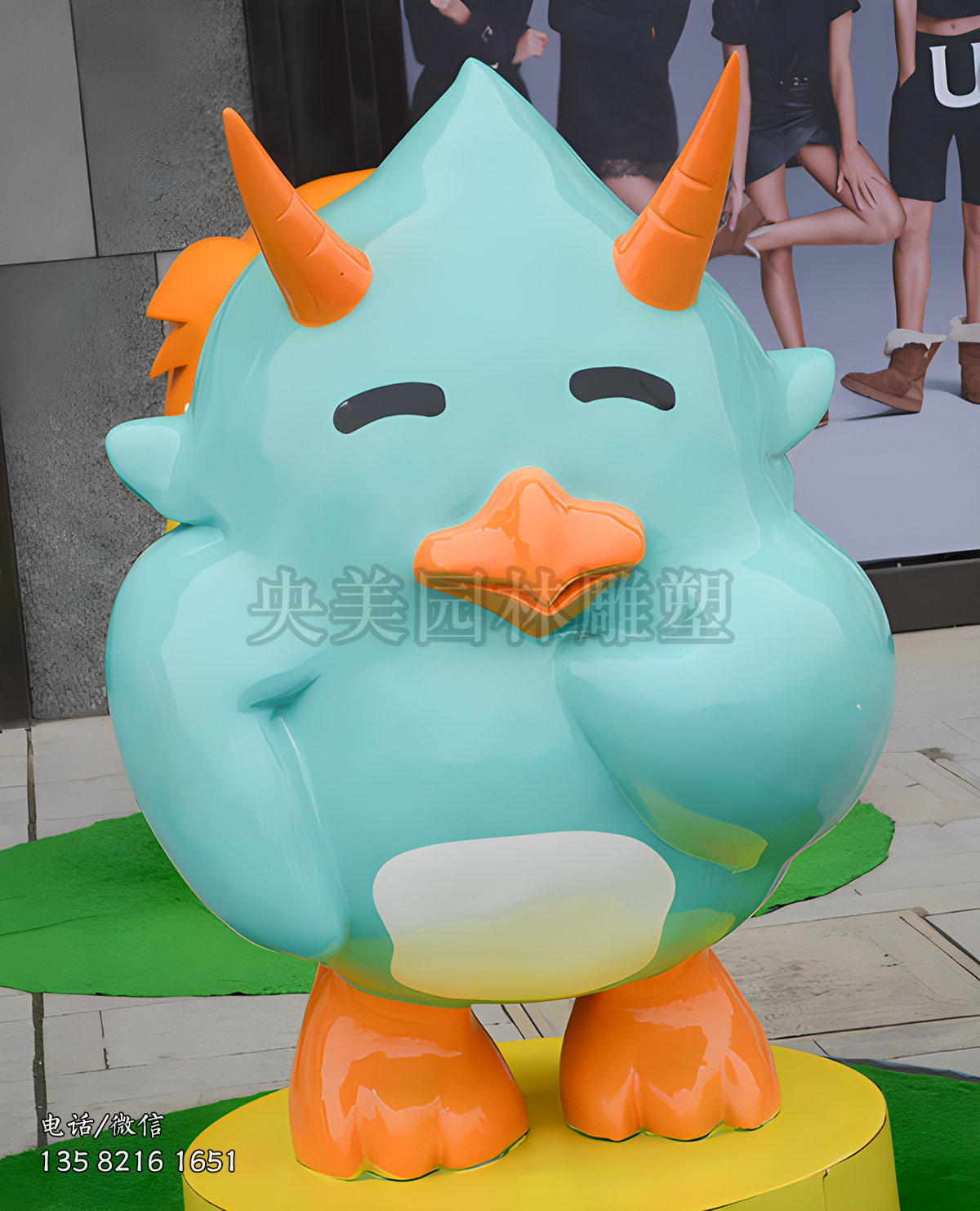 頭上長角的玻璃鋼卡通雞雕塑