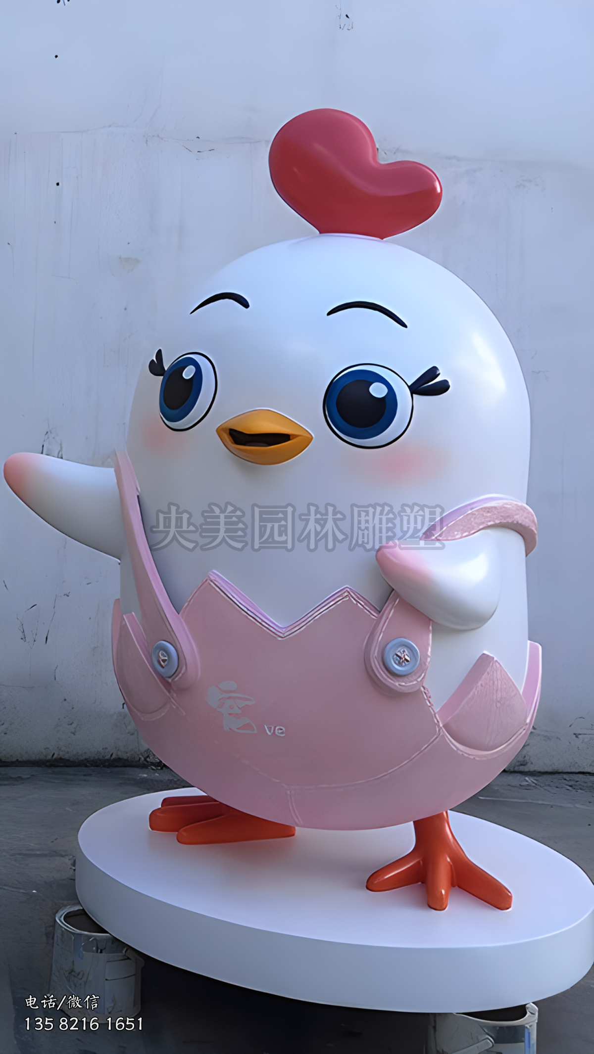 穿背帶褲的卡通小雞雕塑（女）