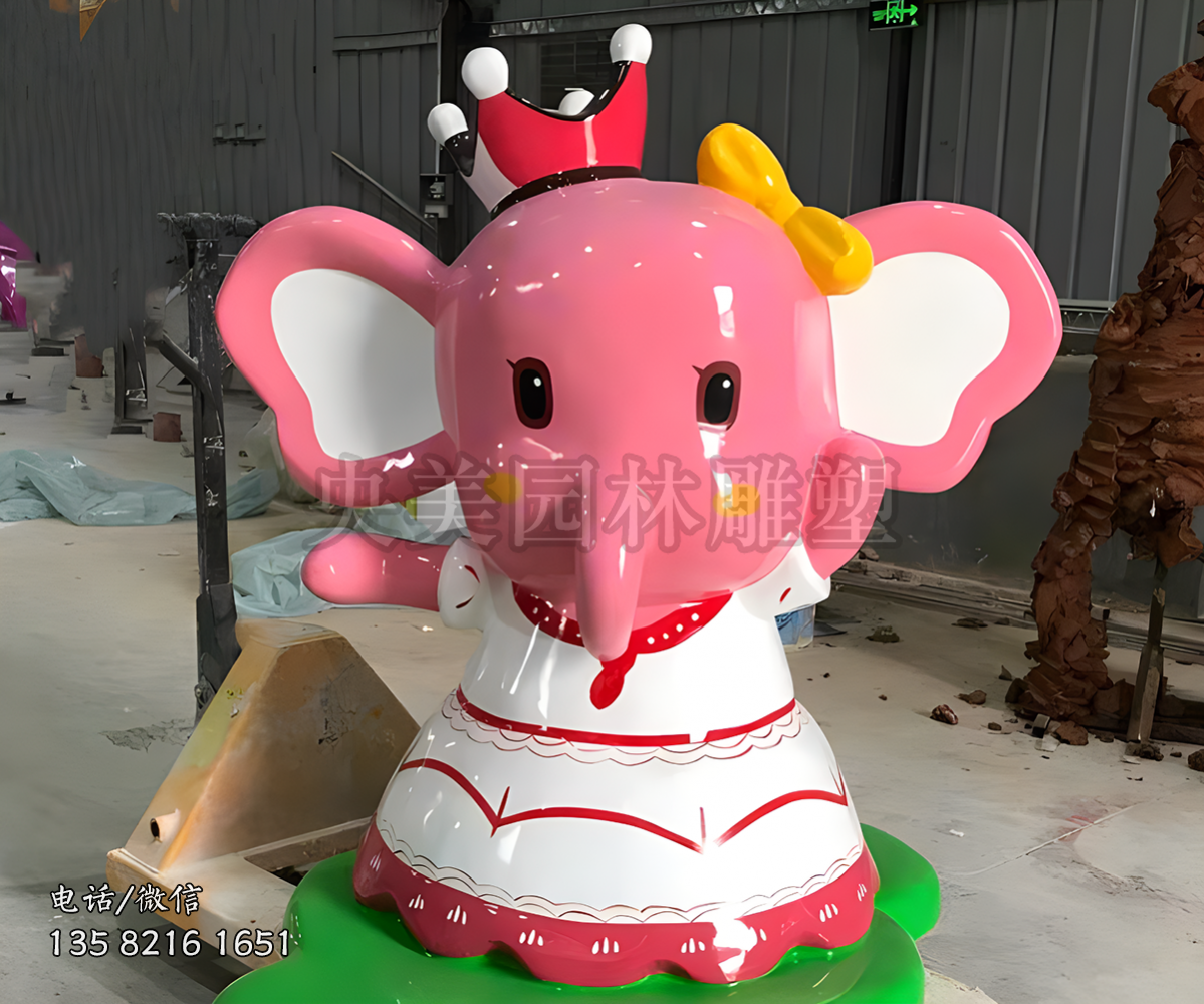 穿裙子戴皇冠的卡通小象雕塑
