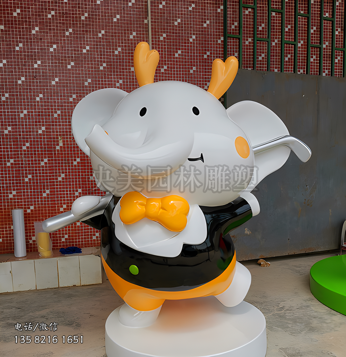 扛著高爾夫球桿的卡通大象公仔