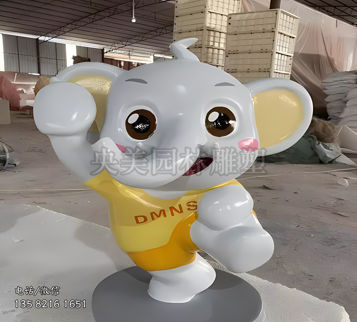 摩拳擦掌的卡通大象雕塑