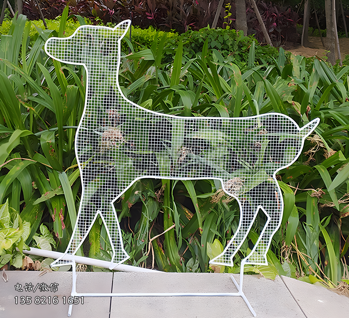 網(wǎng)格編織剪影鹿雕塑