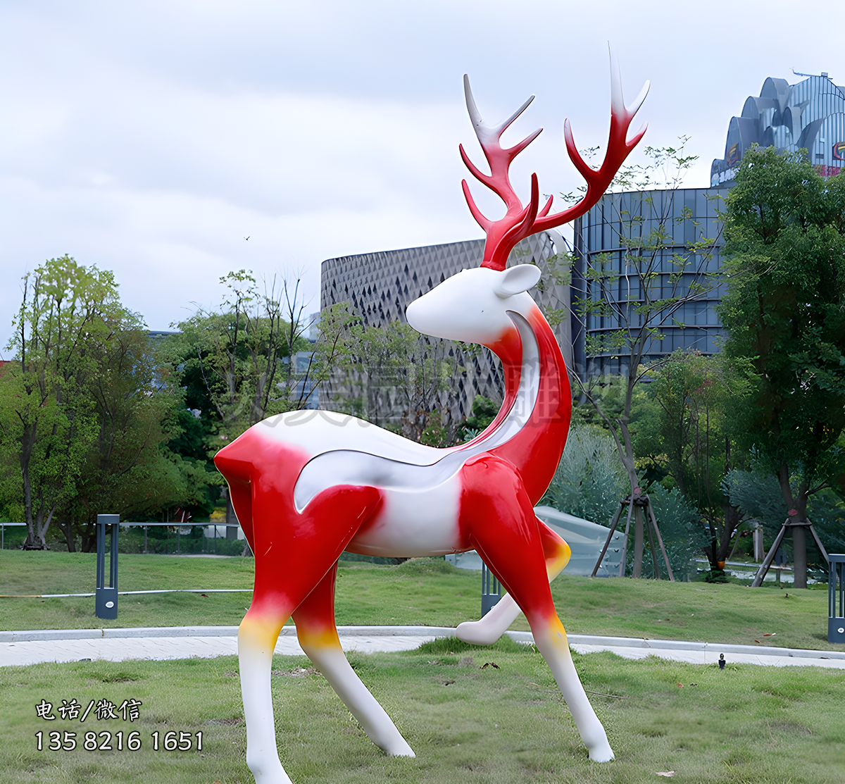 回頭望的玻璃鋼彩繪紅色梅花鹿雕塑