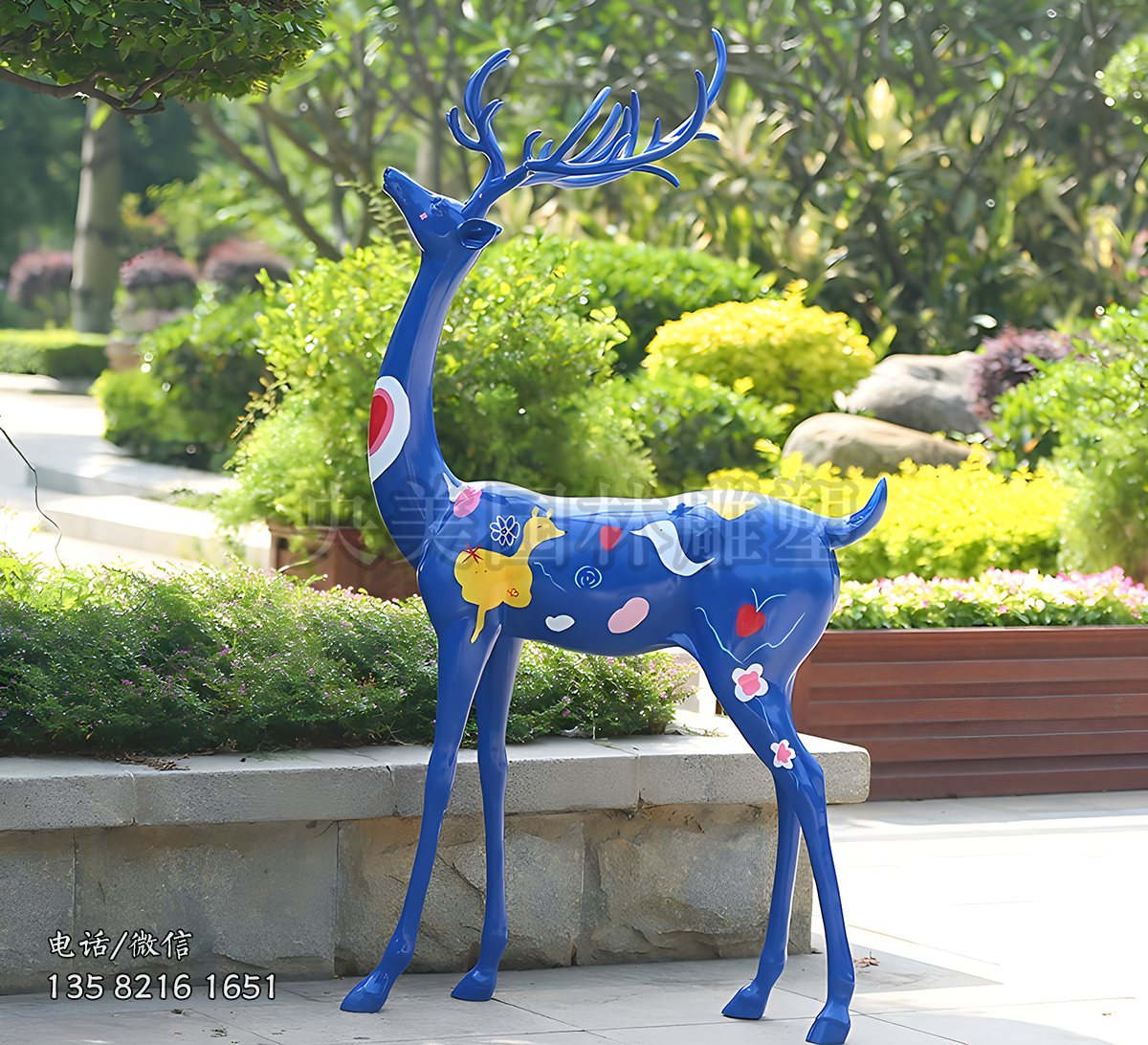 玻璃鋼彩繪藍(lán)色梅花鹿雕塑