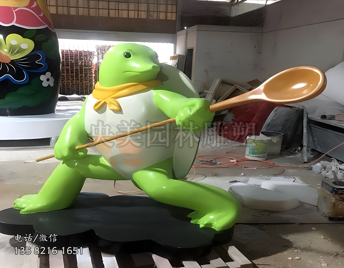 功夫龜，雙手拿勺子的卡通烏龜造型雕塑