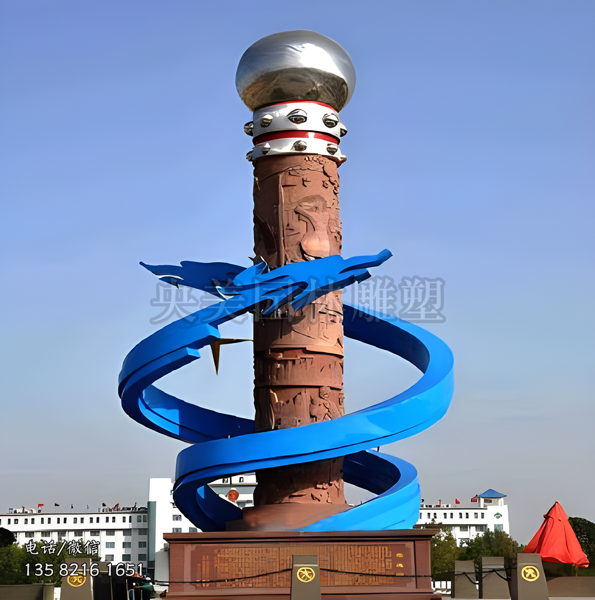 兩條繞柱盤旋而上的不銹鋼龍雕塑