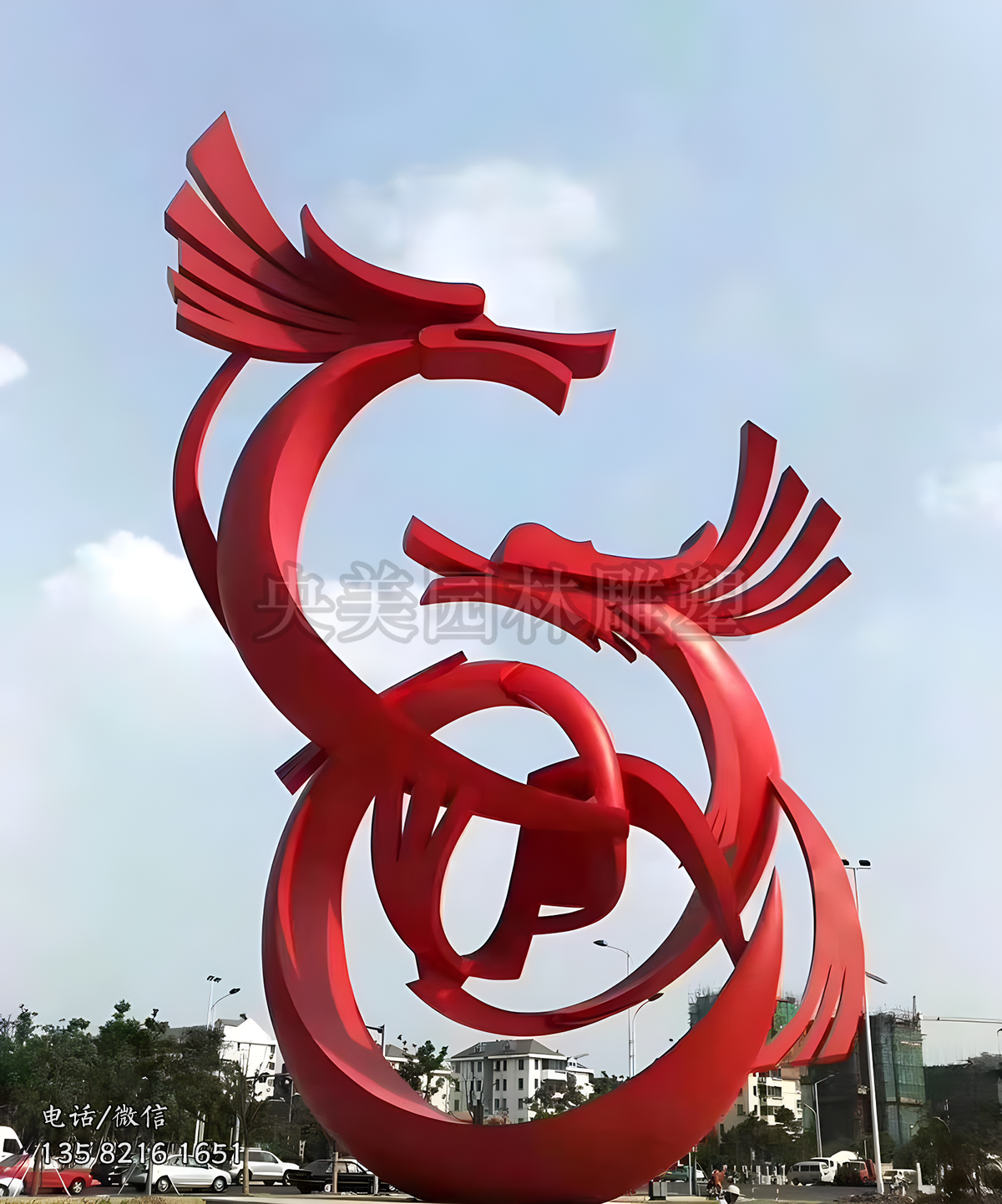 兩條抽象的不銹鋼龍雕塑