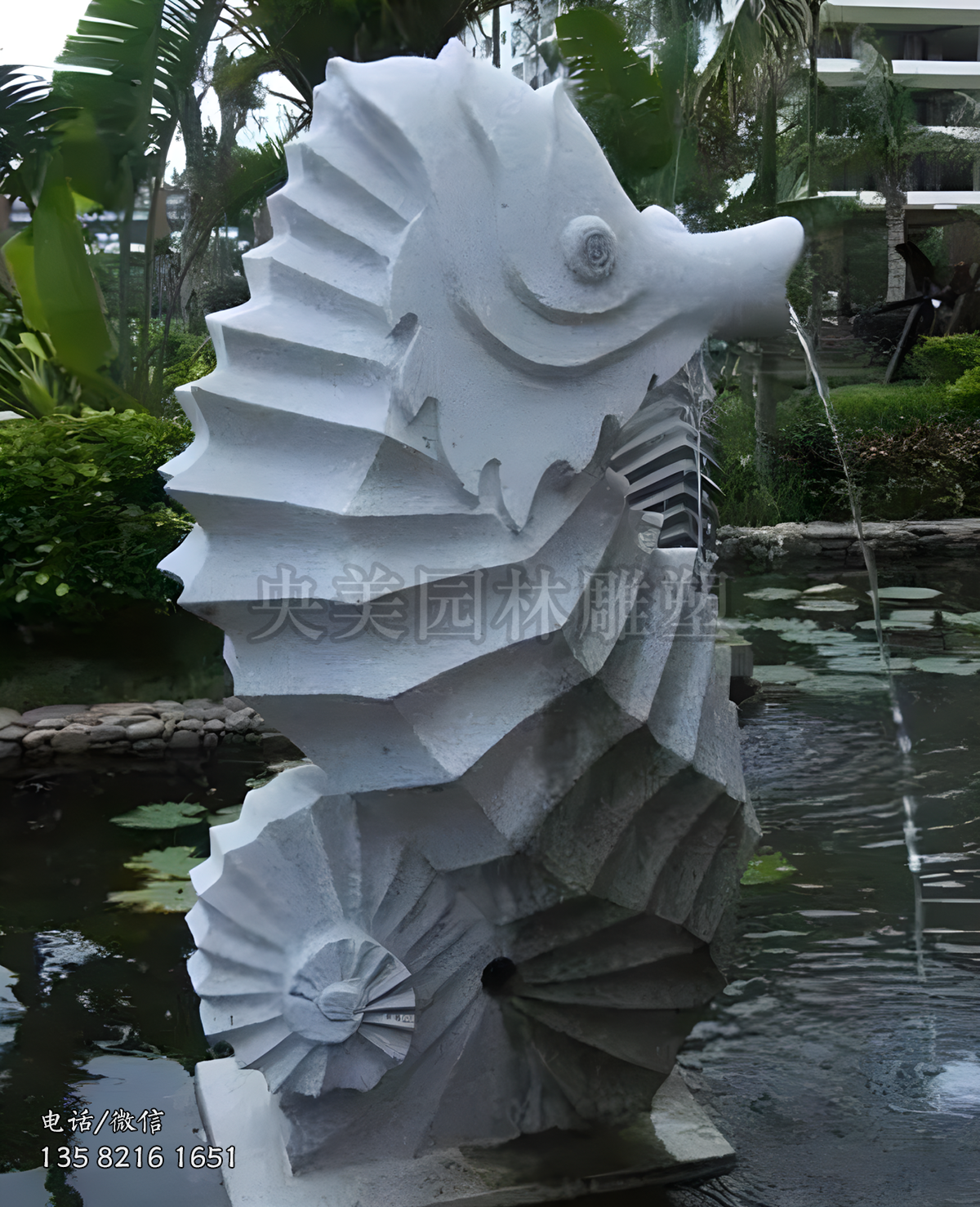 上身直立下身卷曲的噴水海馬石雕