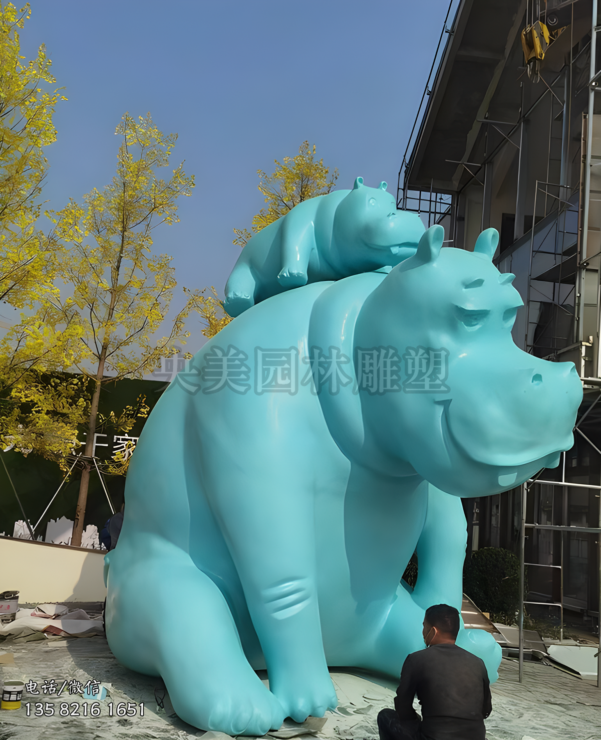 背馱一只小河馬的河馬造型雕塑