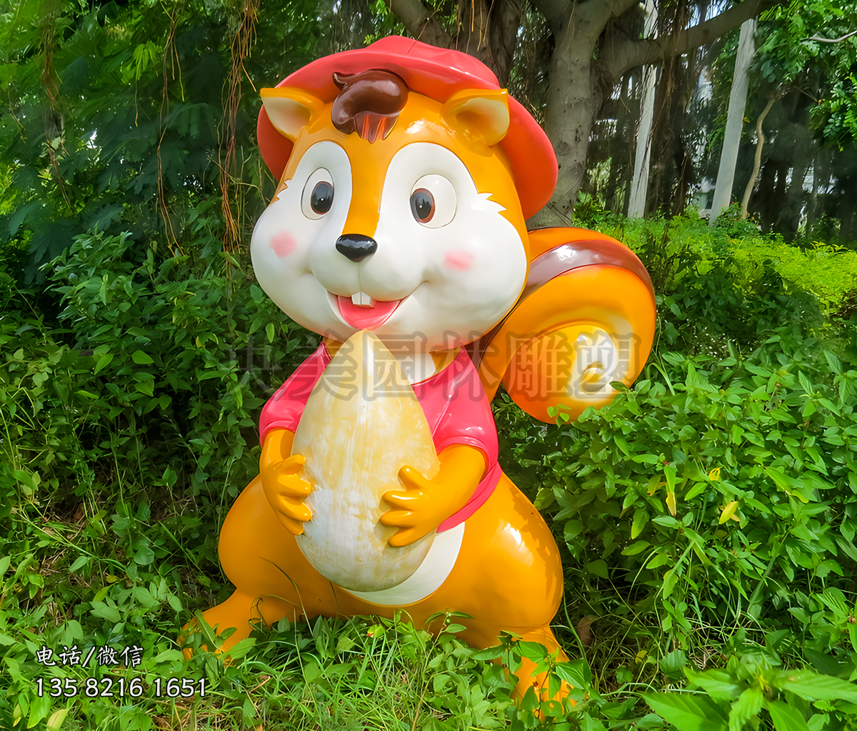手捧榛子的玻璃鋼卡通松鼠雕塑