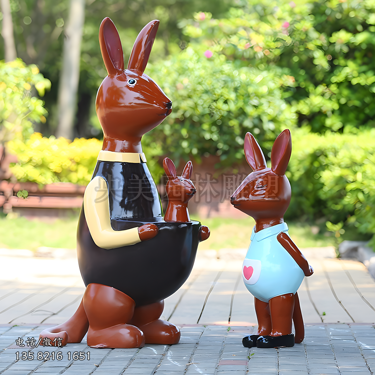 抽象的卡通袋鼠媽媽和小袋鼠雕塑