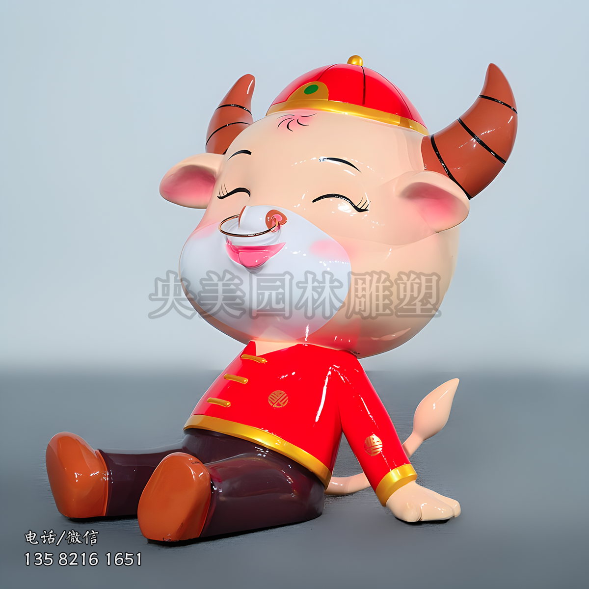 坐地上的玻璃鋼卡通小牛雕塑