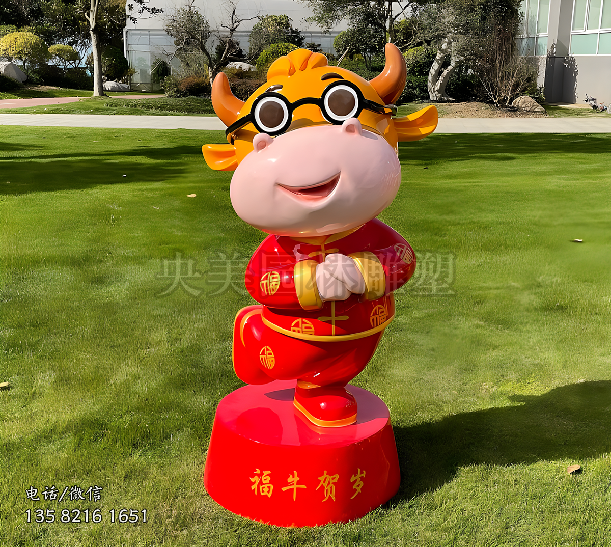 福牛賀歲作揖的卡通牛新年美陳雕塑
