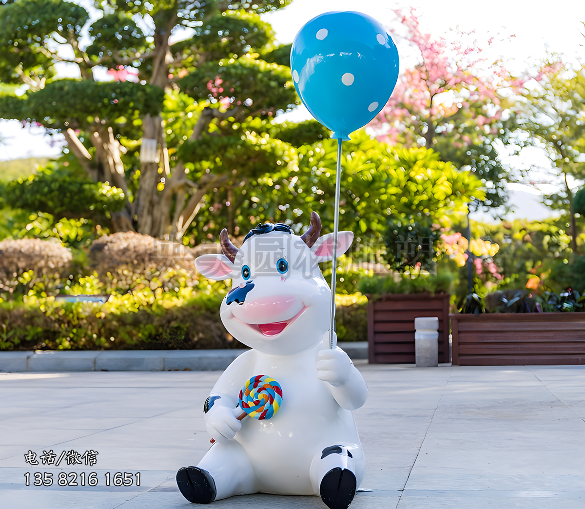 拿著氣球和棒棒糖的卡通小奶牛雕塑