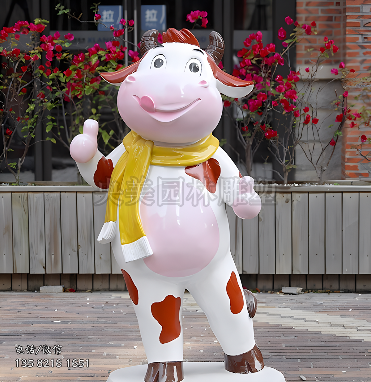 系圍脖的卡通奶牛雕塑