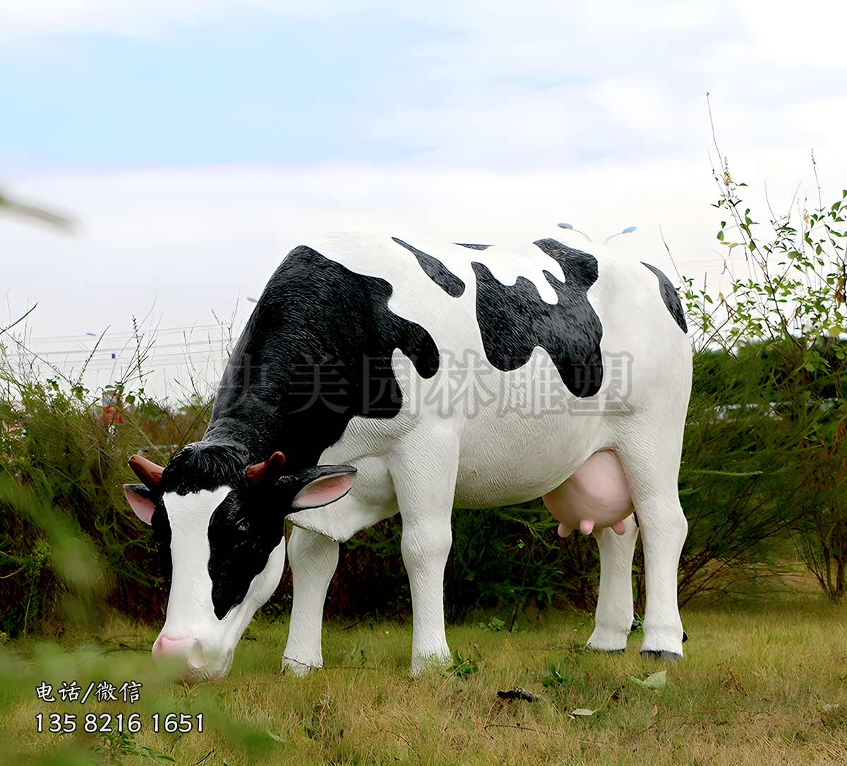 低頭吃草的玻璃鋼仿真奶牛雕塑