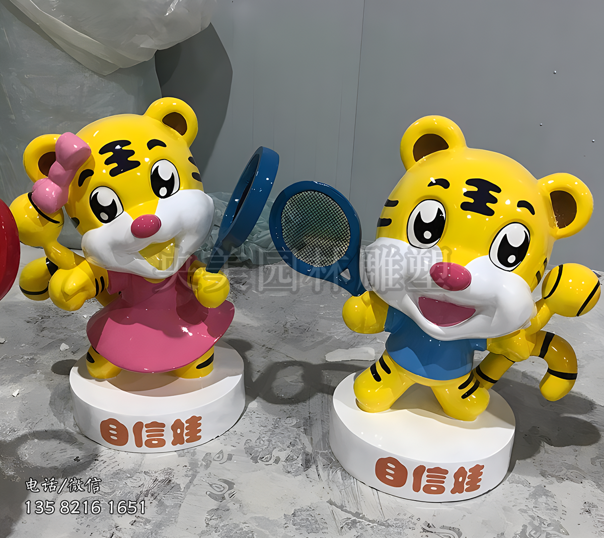 打網(wǎng)球的卡通小老虎雕塑