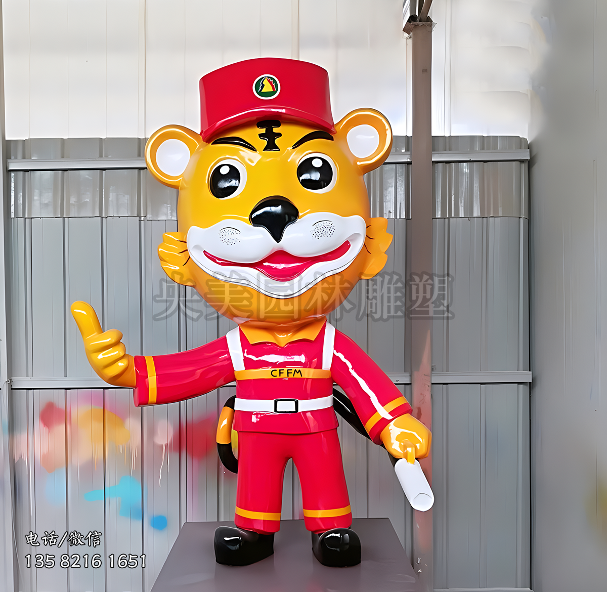 戴禮帽的卡通老虎雕塑