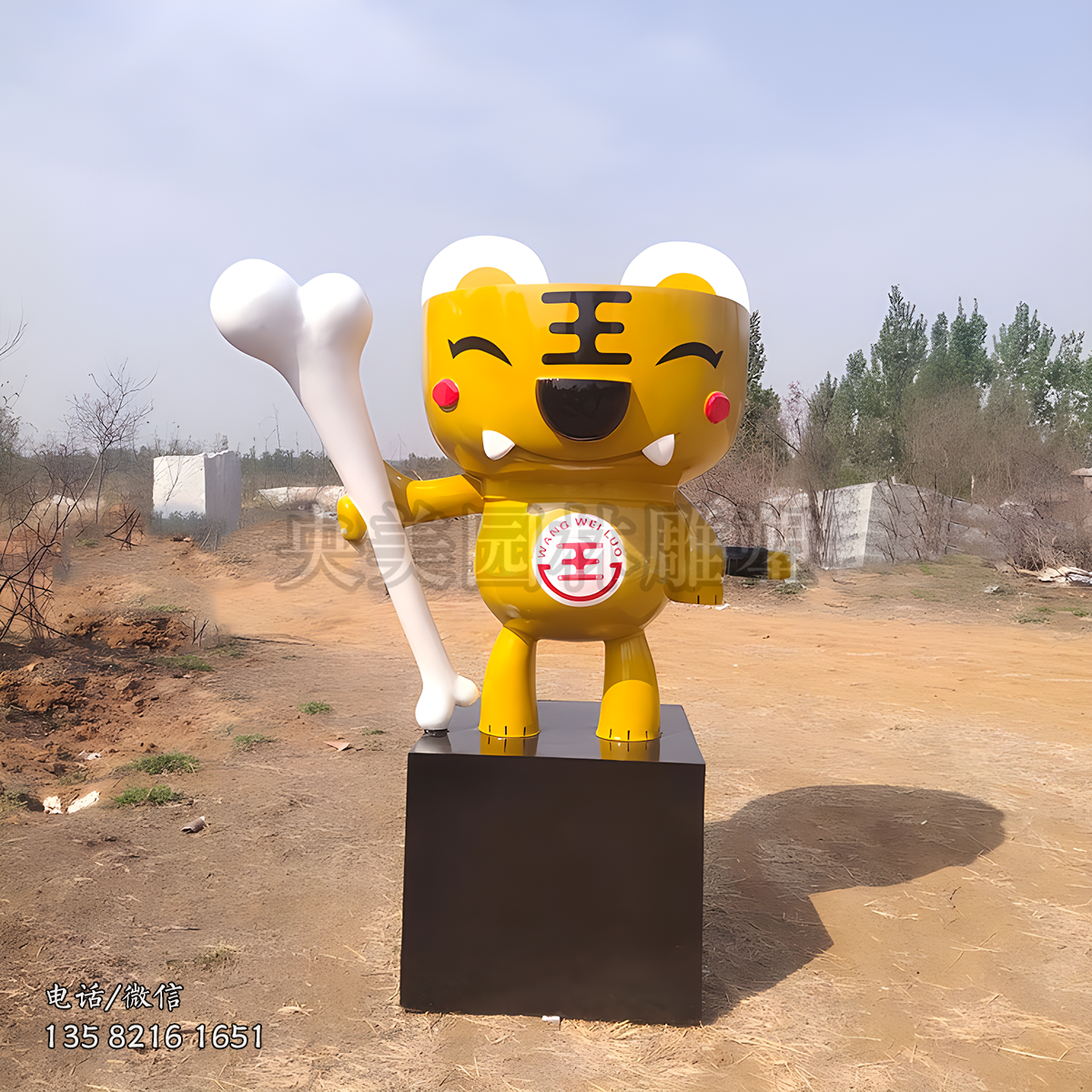 手上拿一根骨頭的卡通老虎雕塑