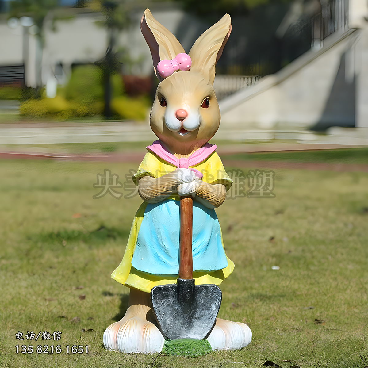手扶鐵鍬的卡通兔子雕塑