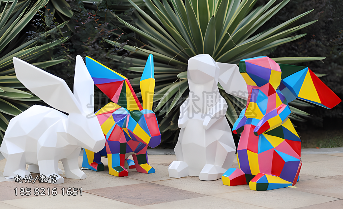造型各異的不銹鋼切面兔子雕塑