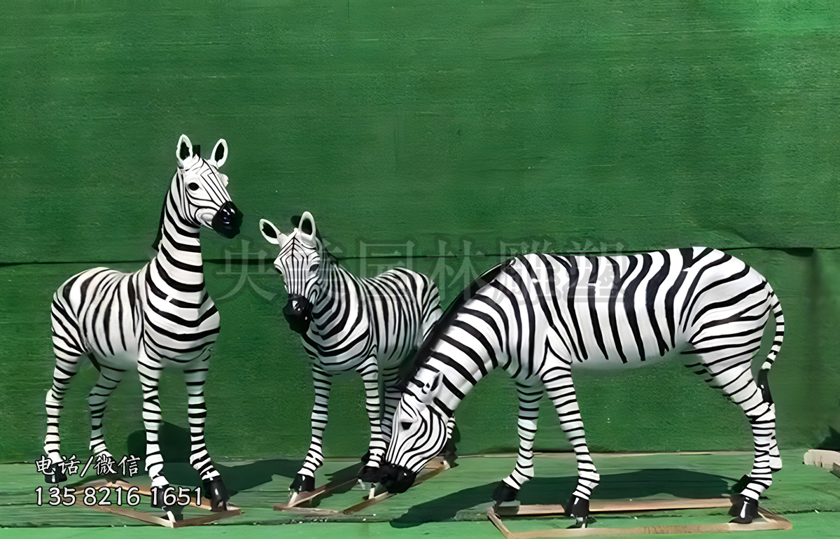 形態(tài)各異的仿真玻璃鋼斑馬雕塑