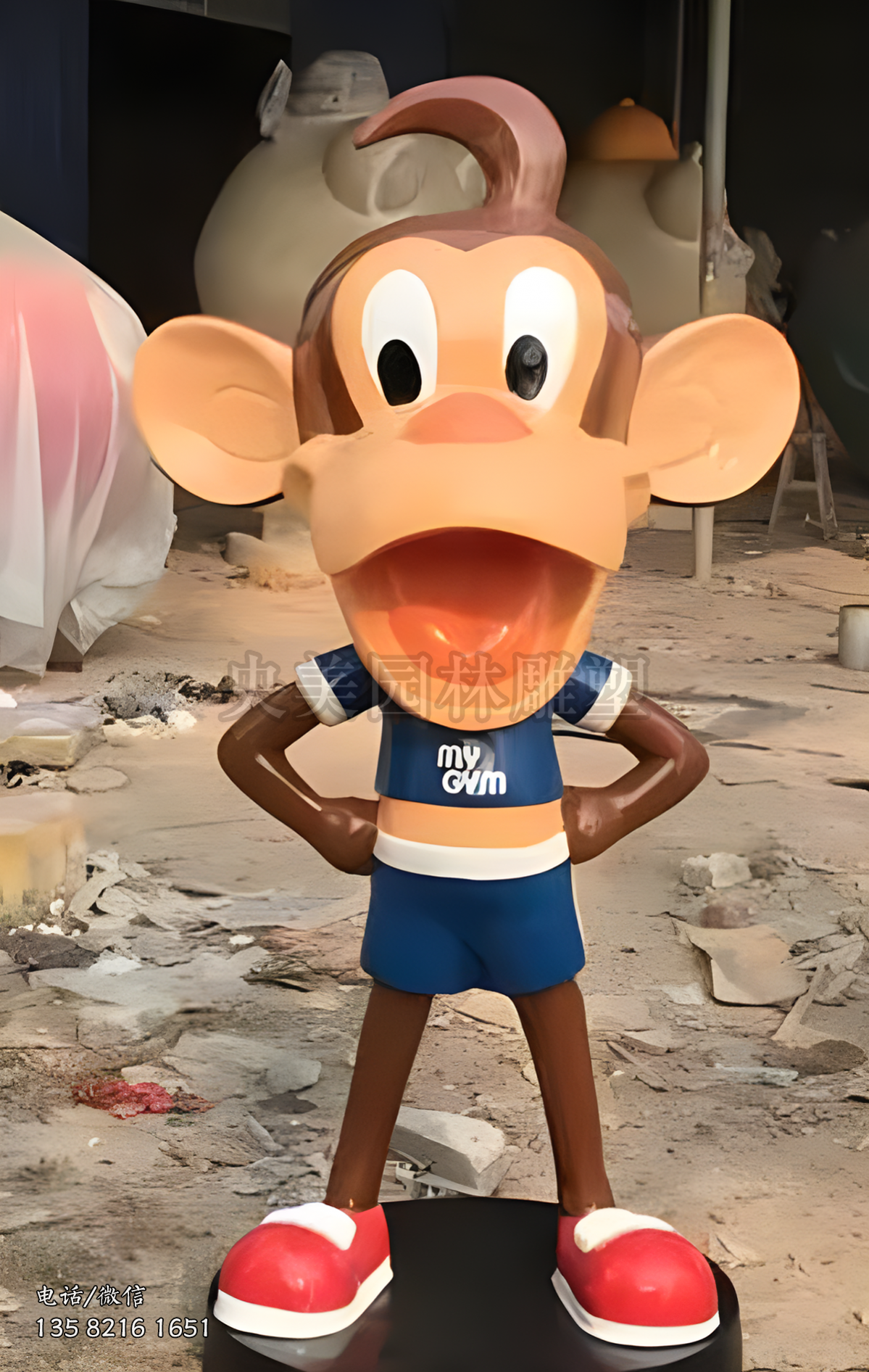 雙手插腰的玻璃鋼卡通猴子雕塑