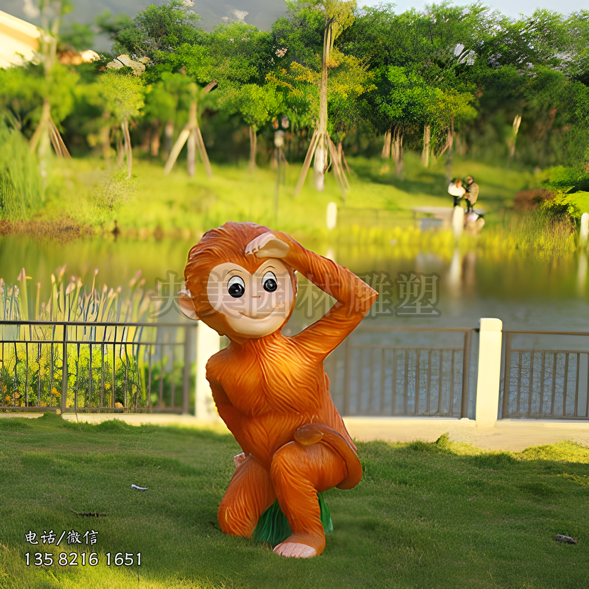 眺望的卡通小猴子雕塑