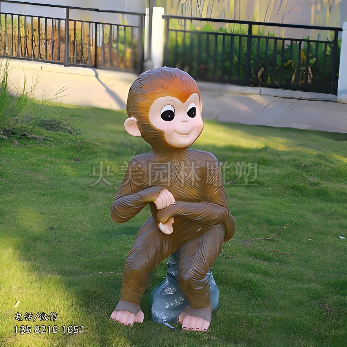 坐石頭上的卡通猴子雕塑
